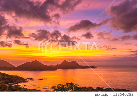 神が宿る屋久島夕景　矢筈岳とトワイライト(夏　 138540282