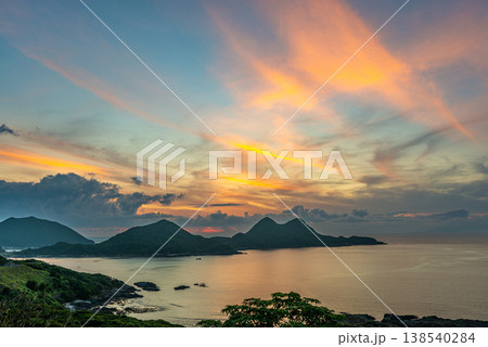 神が宿る屋久島夕景　矢筈岳とトワイライト(夏　 138540284