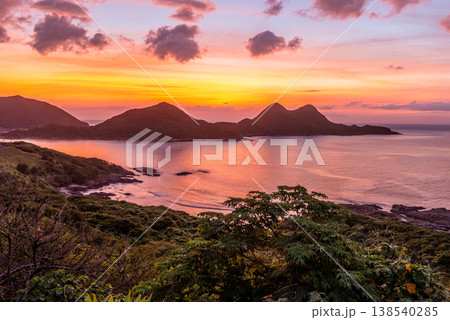 神が宿る屋久島夕景　矢筈岳とトワイライト(夏　 138540285
