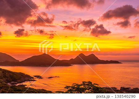神が宿る屋久島夕景 矢筈岳とトワイライト(夏 神が宿る屋久島夕景 矢筈岳とトワイライト(夏 138540290