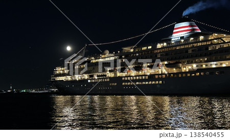 夜の豪華客船 138540455