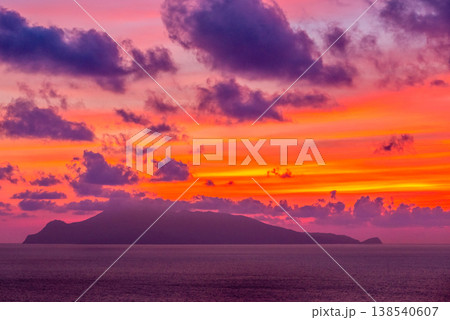 東シナ海の夕景　口永良部島とあかね雲(夏 138540607