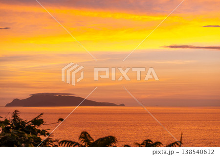 東シナ海の夕景 口永良部島とあかね雲(夏 東シナ海の夕景 口永良部島とあかね雲(夏 138540612