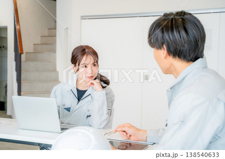 ミーティングをする作業服の男女 138540633