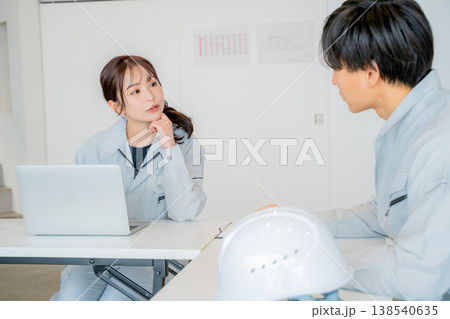ミーティングをする作業服の男女 138540635