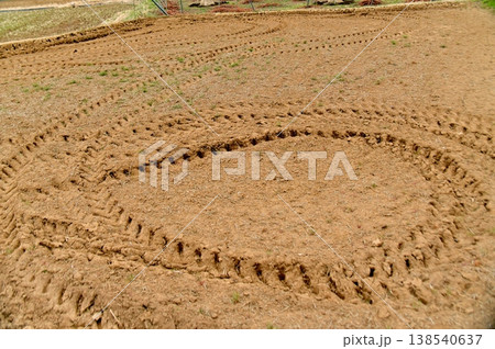 田んぼに残るトラクターのタイヤ痕 138540637