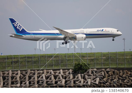 羽田空港に着陸するANA旅客機 138540670