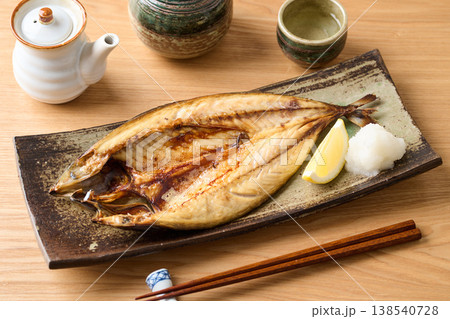 こんがり焼いた鯖の干物 138540728