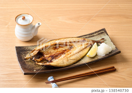 こんがり焼いた鯖の干物 138540730
