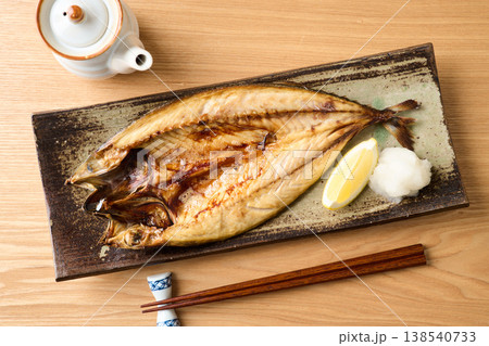 こんがり焼いた鯖の干物 138540733