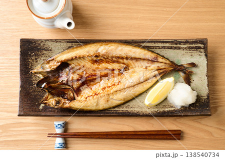 こんがり焼いた鯖の干物 138540734