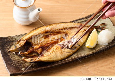 こんがり焼いた鯖の干物 138540738