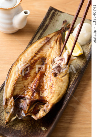 こんがり焼いた鯖の干物 こんがり焼いた鯖の干物 138540741
