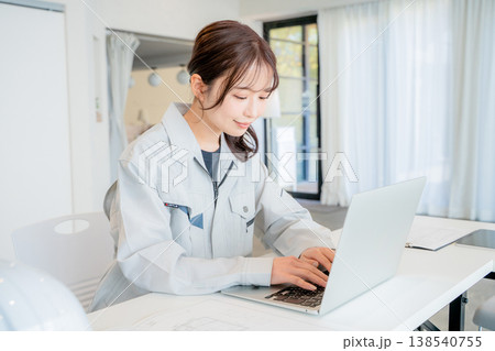 事務作業をする作業着の女性 事務作業をする作業着の女性 138540755