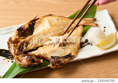 こんがり焼いた金目鯛の干物 138540795