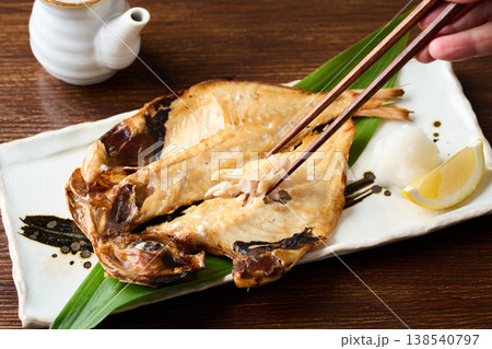 こんがり焼いた金目鯛の干物 138540797