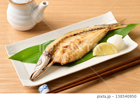 こんがり焼いたかますの干物 こんがり焼いたかますの干物 138540950