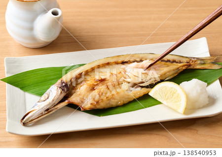 こんがり焼いたかますの干物 こんがり焼いたかますの干物 138540953