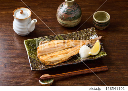 こんがり焼いた縞ホッケの干物 138541101