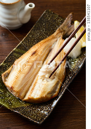 こんがり焼いた縞ホッケの干物 138541107
