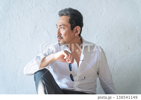 かっこいいミドルエイジ男性のポートレート 138541149