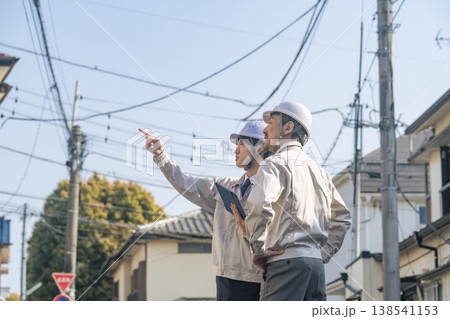 住宅を点検する男性作業員のグループ 138541153