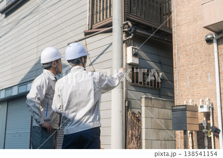 住宅を点検する男性作業員のグループ 住宅を点検する男性作業員のグループ 138541154