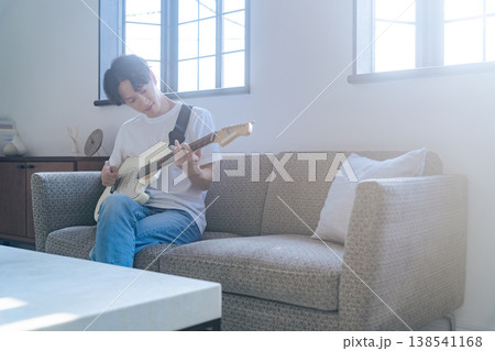 ギターを弾く若い男性 138541168