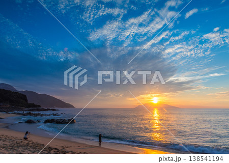 海亀産卵地永田いなか浜　夕景　神が宿る屋久島(夏 138541194