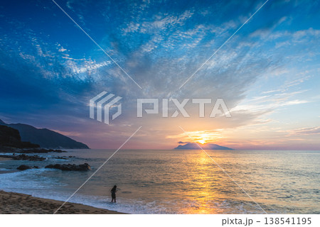 海亀産卵地永田いなか浜　夕景　神が宿る屋久島(夏 138541195