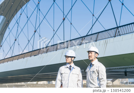 橋の前に立つ男性作業員のグループ 138541200