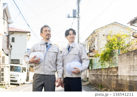 住宅地に立つ男性作業員のグループ 住宅地に立つ男性作業員のグループ 138541211