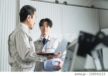 打ち合わせする男性作業員のグループ 138541213