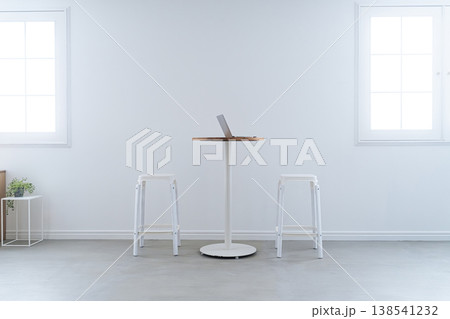 ノートパソコンの置かれた部屋 138541232