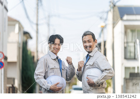 住宅地に立つ男性作業員のグループ 138541242