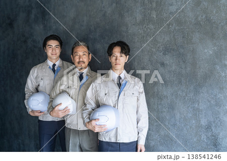幅広い世代の男性作業員のグループ 138541246