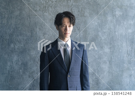 スーツを着た若い男性ビジネスパーソンのポートレート 138541248