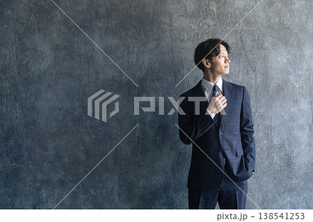 スーツを着た若い男性ビジネスパーソンのポートレート スーツを着た若い男性ビジネスパーソンのポートレート 138541253