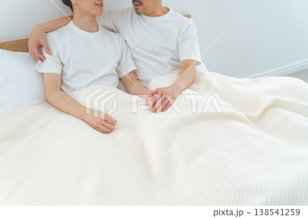 ベッドで寝る二人の男性　同性愛　LGBT 138541259