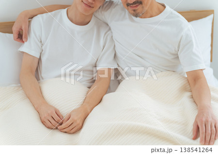 ベッドで寄り添う二人の男性 同性愛 LGBT ベッドで寄り添う二人の男性 同性愛 LGBT 138541264