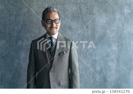 スーツを着たミドルエイジ男性ビジネスパーソンのポートレート スーツを着たミドルエイジ男性ビジネスパーソンのポートレート 138541270