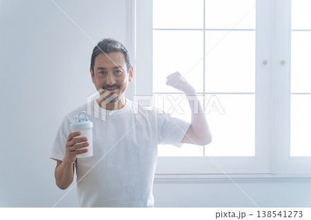プロテインのボトルを持つミドルエイジ男性 プロテインのボトルを持つミドルエイジ男性 138541273