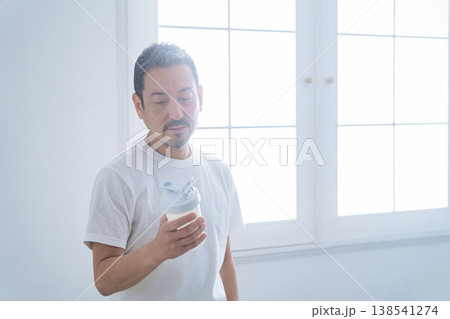 プロテインのボトルを持つミドルエイジ男性 プロテインのボトルを持つミドルエイジ男性 138541274