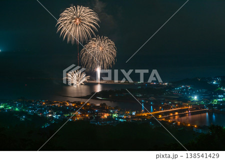 打ち上げ花火 神が宿る屋久島夜景(夏 打ち上げ花火 神が宿る屋久島夜景(夏 138541429