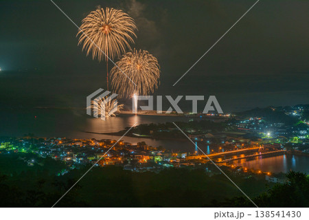 打ち上げ花火 神が宿る屋久島夜景(夏 打ち上げ花火 神が宿る屋久島夜景(夏 138541430