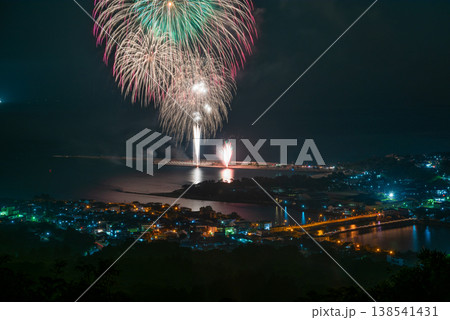 打ち上げ花火　神が宿る屋久島夜景(夏 138541431
