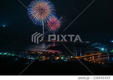 打ち上げ花火 神が宿る屋久島夜景(夏 打ち上げ花火 神が宿る屋久島夜景(夏 138541433