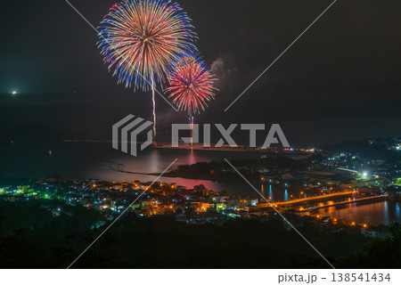 打ち上げ花火 神が宿る屋久島夜景(夏 打ち上げ花火 神が宿る屋久島夜景(夏 138541434