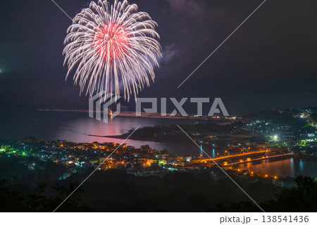打ち上げ花火 神が宿る屋久島夜景(夏 打ち上げ花火 神が宿る屋久島夜景(夏 138541436