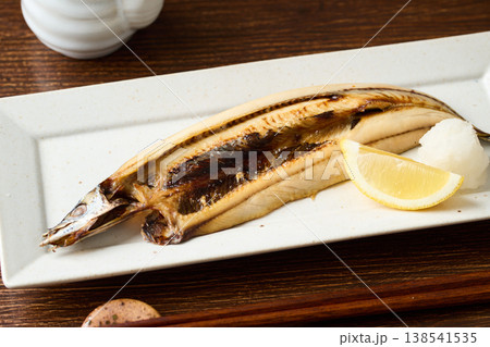 こんがり焼いた秋刀魚の干物 こんがり焼いた秋刀魚の干物 138541535